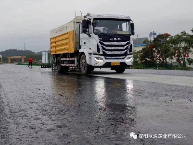 祝賀我司深汕西項(xiàng)目透層、封層試驗(yàn)段圓 滿成功